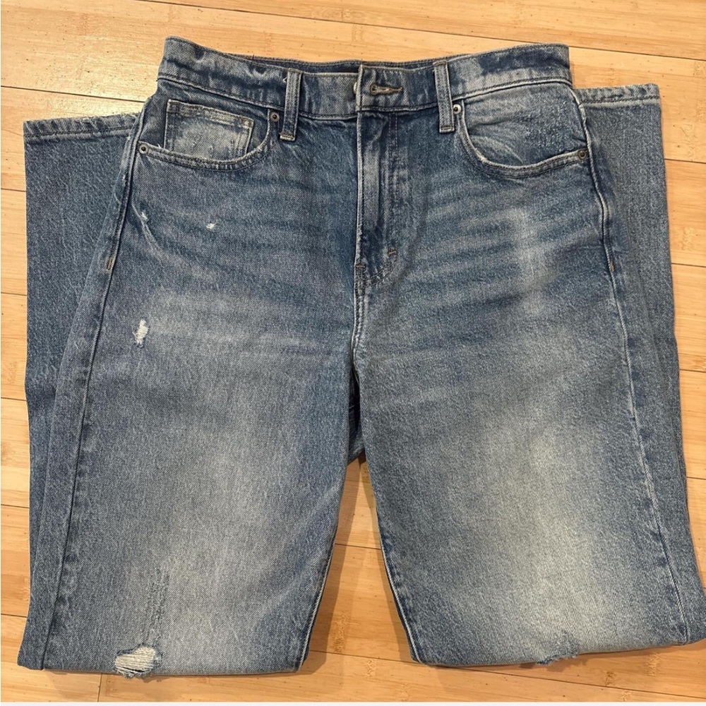 Lucky Brand lightly distressed (ripped) medium wash denim jeans. size 6/28 Long.